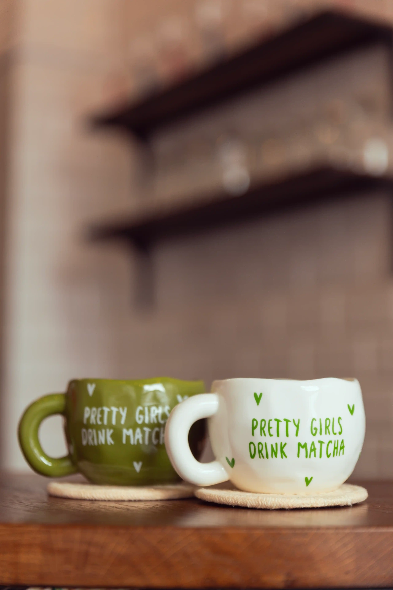 Matcha latte kézzel festett bögrében